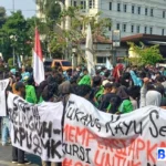 demo tolak revisi uu pilkada