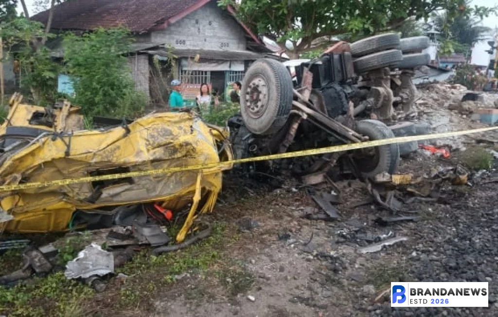 kereta bandara tabrak truk